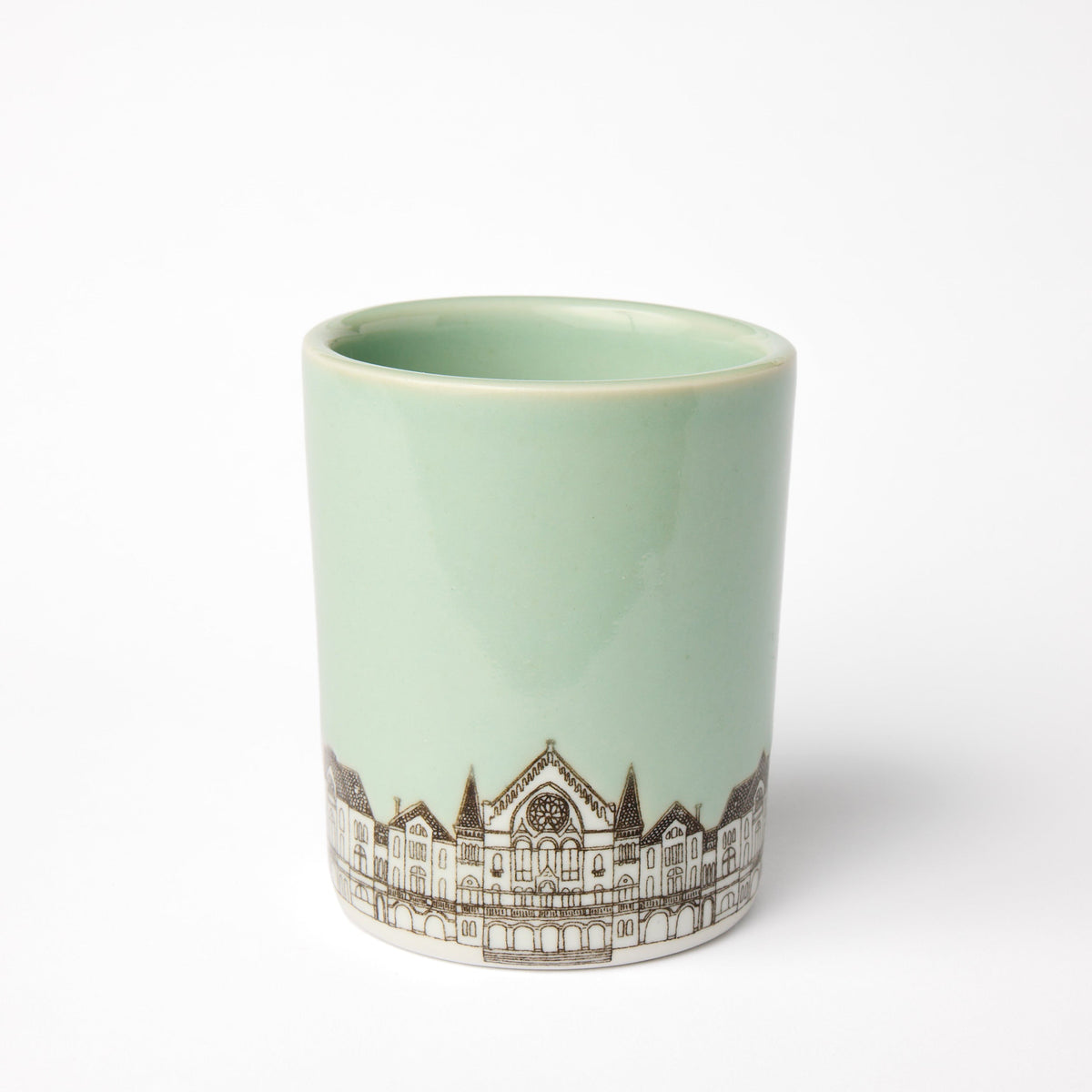 Grande tasse en céramique céladon de la salle de concert