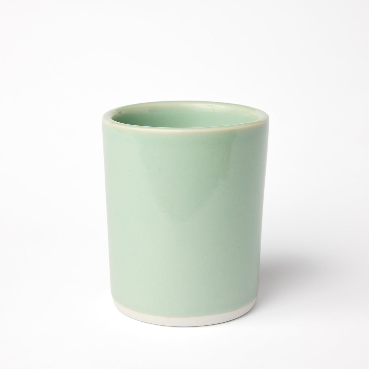 Grande tasse en céramique céladon de la salle de concert